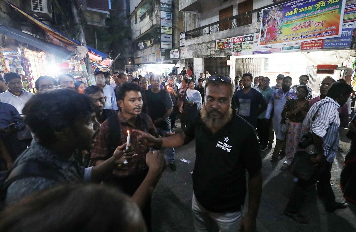 চট্টগ্রাম নগরে যুবদল নেতার নেতৃত্বে সংস্কৃতিকর্মীদের প্রদীপ প্রজ্বালন কর্মসূচিতে বাধা দেওয়া হয়। আজ সন্ধ্যায় চেরাগী পাহাড় এলাকায়